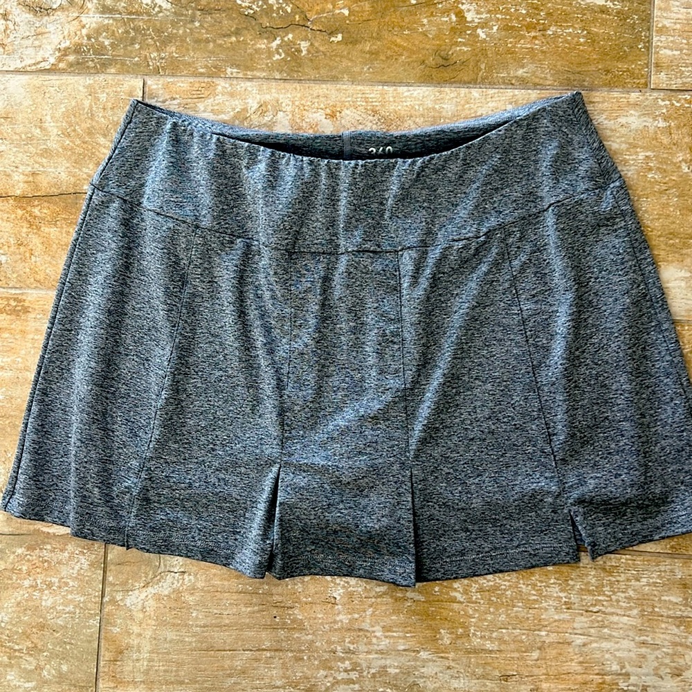 360 by Tail tennis/golf skort 15 inch size L pristine condition